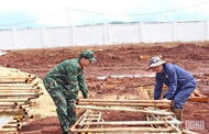 Defense - Economic Unit 74 helps border commune boarding school complete construction